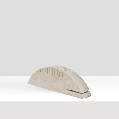 Enzo Mari, Scultura in travertino raffigurante un pesce