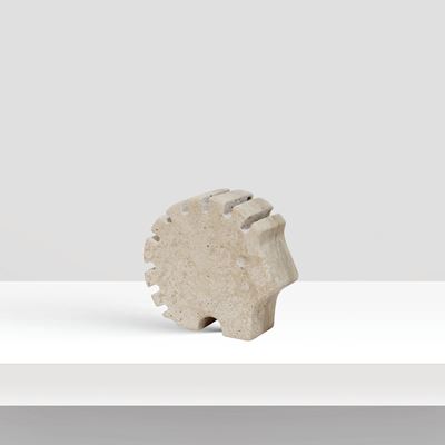 Enzo Mari, Scultura in travertino raffigurante un riccio