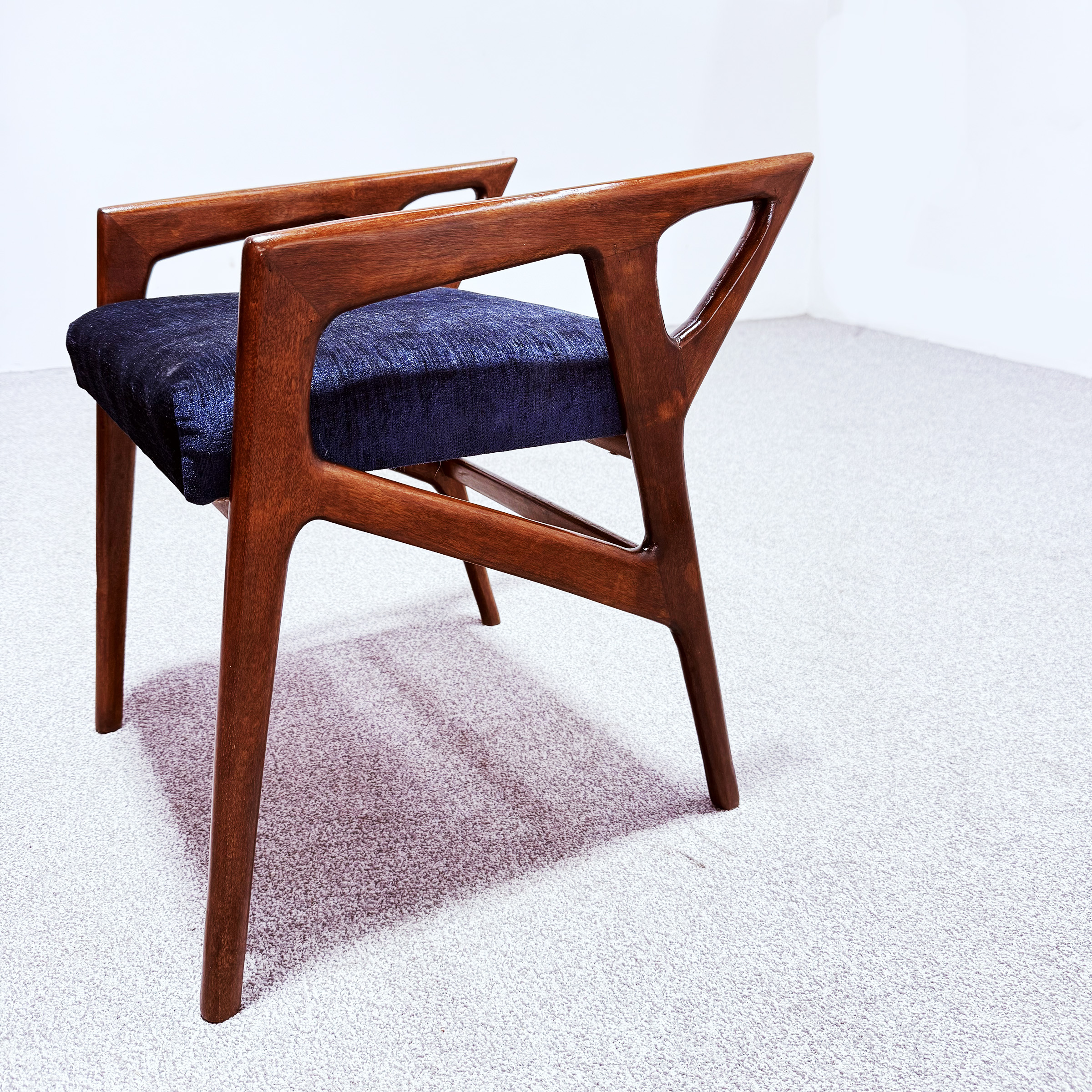 Gio Ponti, Sgabelli in legno di noce con seduta in tessuto, Italia, anni '50