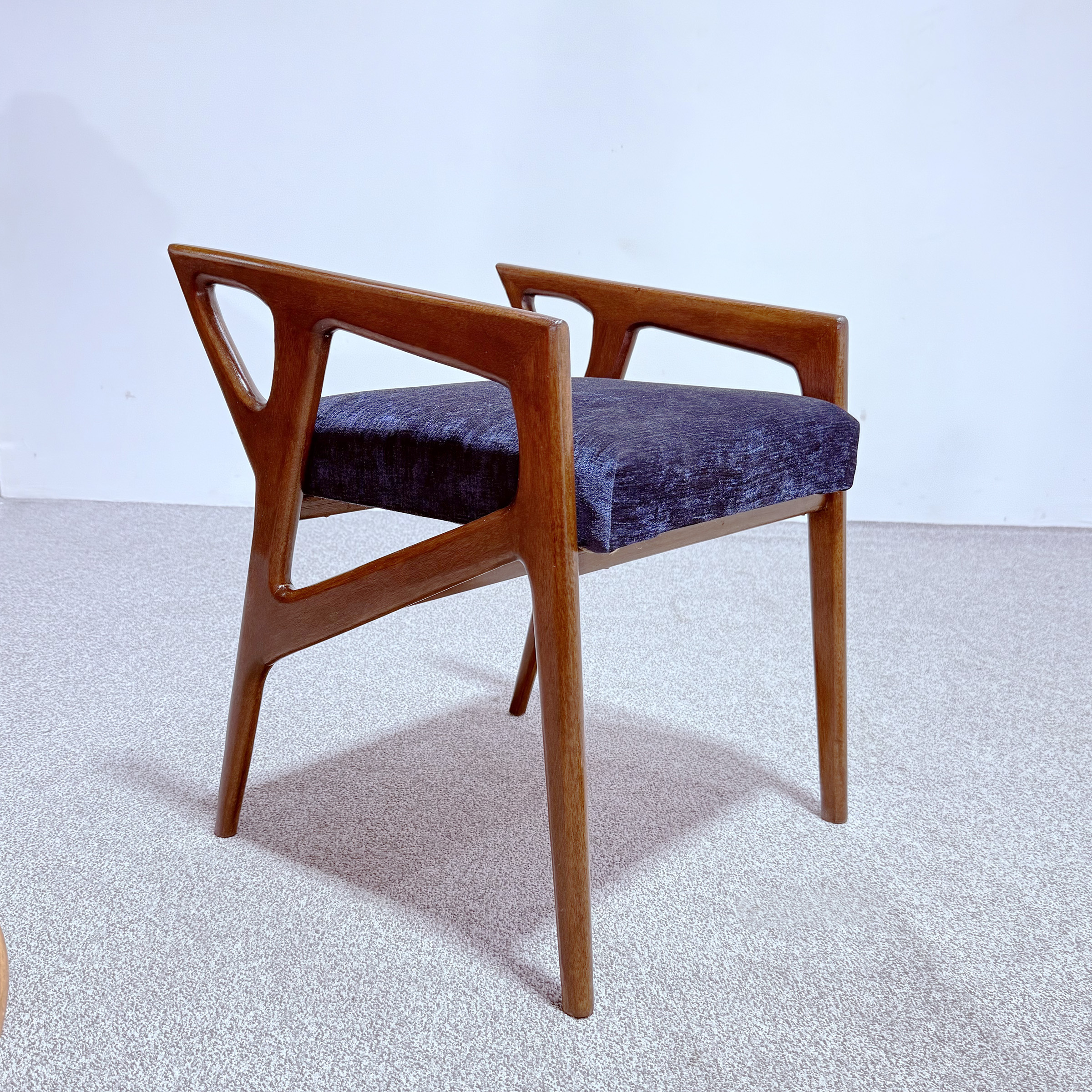 Gio Ponti, Sgabelli in legno di noce con seduta in tessuto, Italia, anni '50