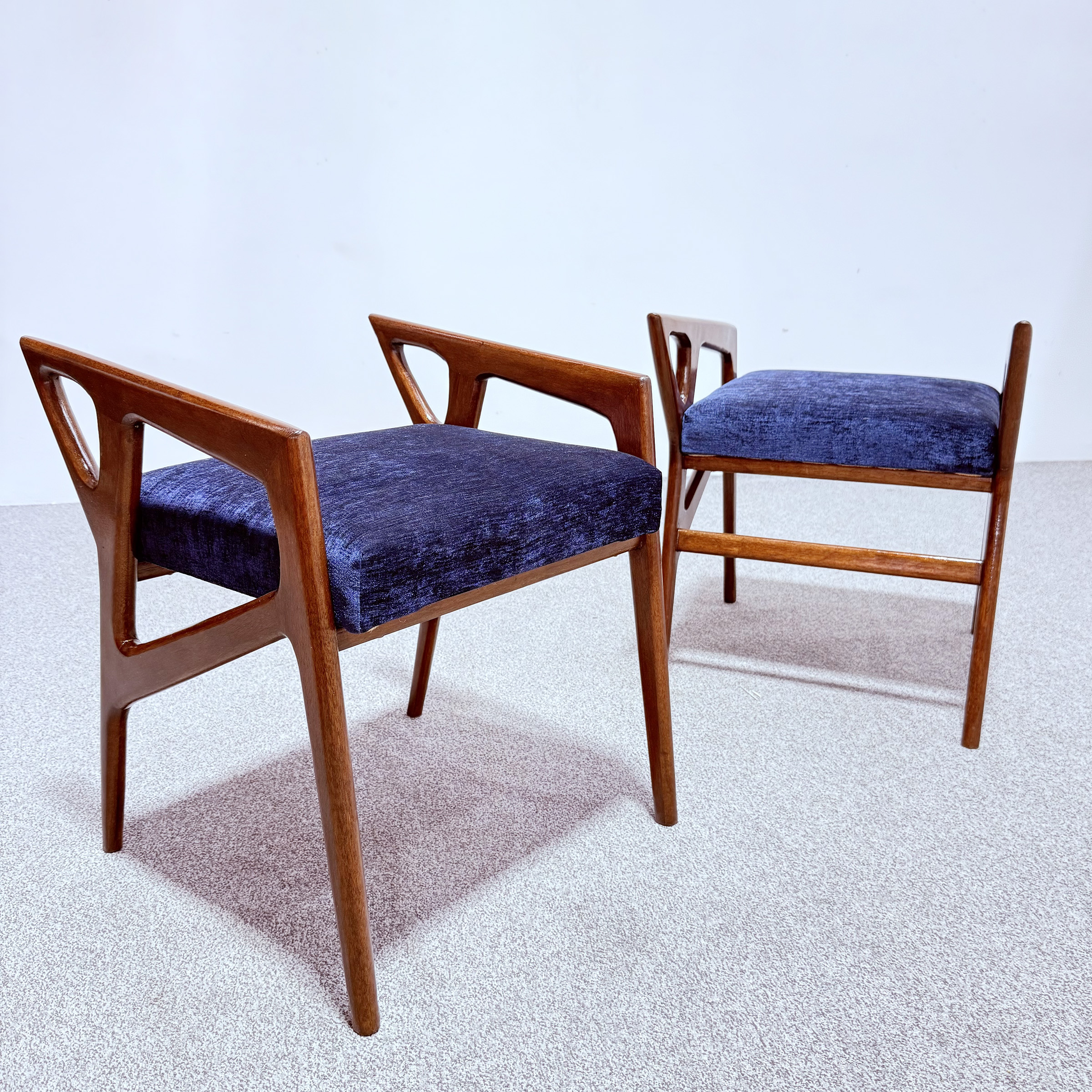 Gio Ponti, Sgabelli in legno di noce con seduta in tessuto, Italia, anni '50