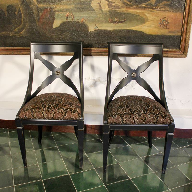 ♦ Coppia di sedie in legno laccato  (Italia, XX sec.)  - Asta Gli Arredi di Villa "Le Marchesane" - San Luca Casa d'Aste