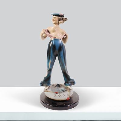 Manifattura italiana, Scultura in ceramica dipinta raffigurante una marinaia