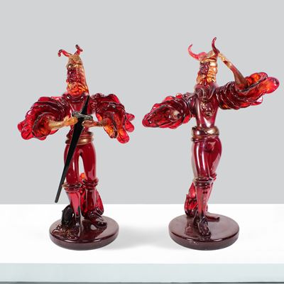 Manifattura orientale, Coppia di sculture in vetro colorato raffiguranti samurai