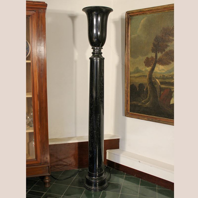 Lampada da terra in legno laccato  (Italia, XX sec.)  - Asta Gli Arredi di Villa "Le Marchesane" - San Luca Casa d'Aste