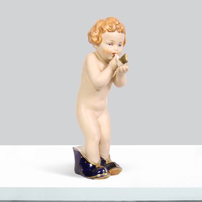 Royal Dux, Scultura in ceramica di un putto