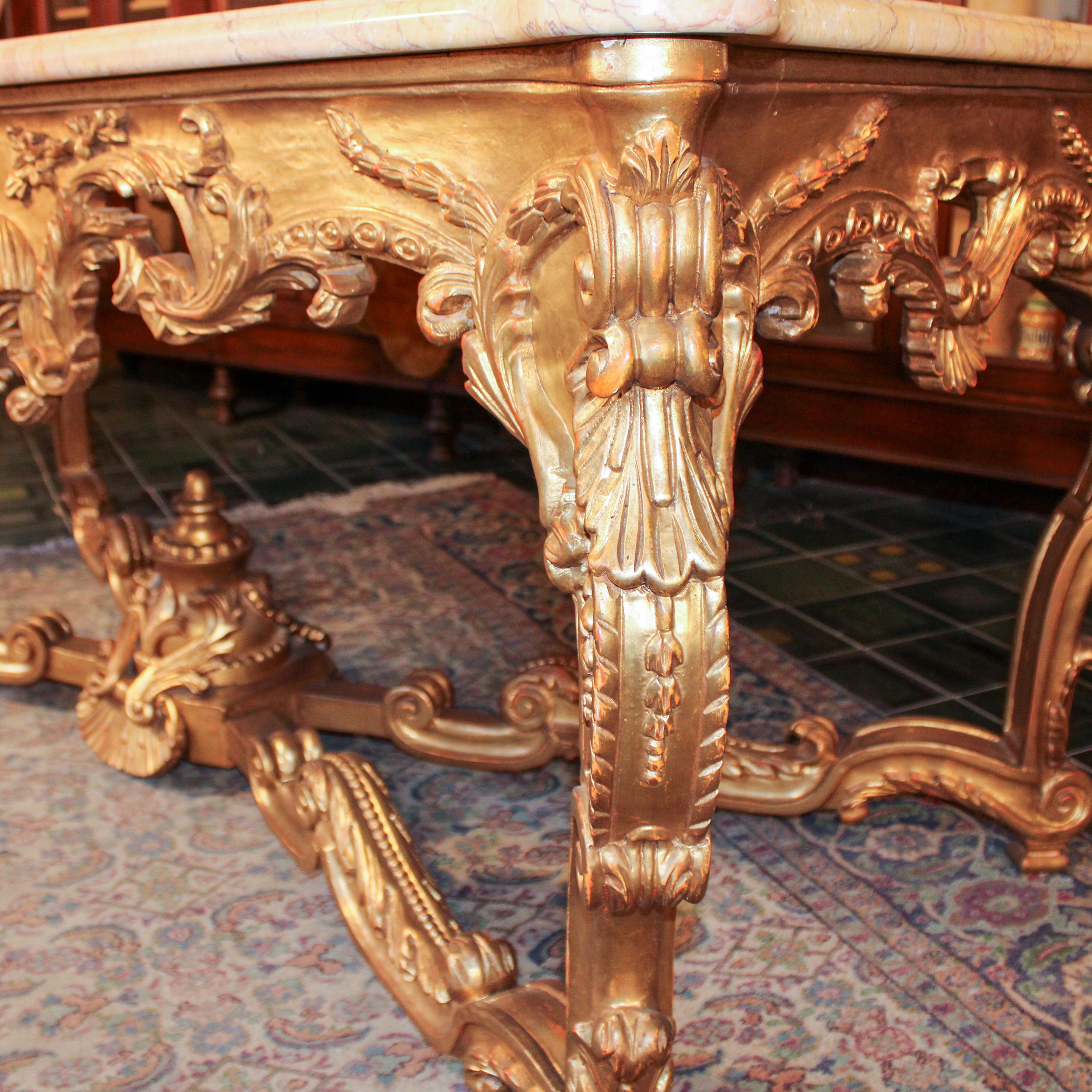 ♦ Grande Tavolo da Centro in Legno Dorato