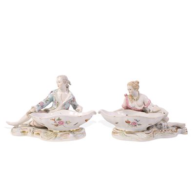 Manifattura Meissen, Coppia di salsiere con figure umane e decorazioni floreali