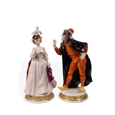 Manifattura Italiana, Coppia di sculture in ceramica smaltata raffiguranti figure della commedia ...