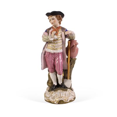 Manifattura francese, Scultura in porcellana raffigurante figura maschile in abiti d'epoca
