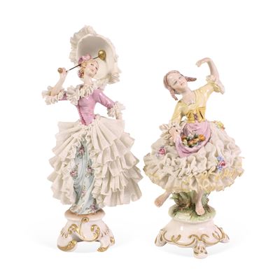 Manifattura Capodimonte, Coppia di sculture in porcellana delle figure femminili