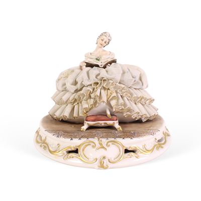 Manifattura Capodimonte, Scultura in porcellana di dama del Settecento