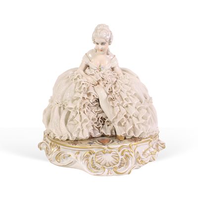 Manifattura Fabris, Scultura in porcellana raffigurante dama del Settecento