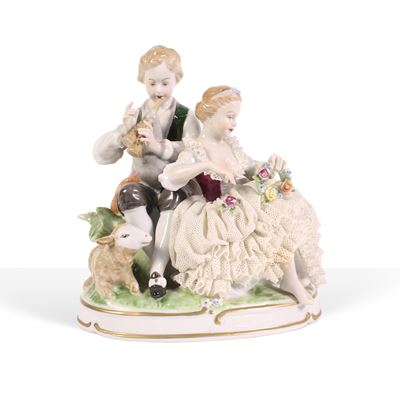 Manifattura tedesca, Scultura in porcellana raffigurante fanciulla, fanciullo e pecora