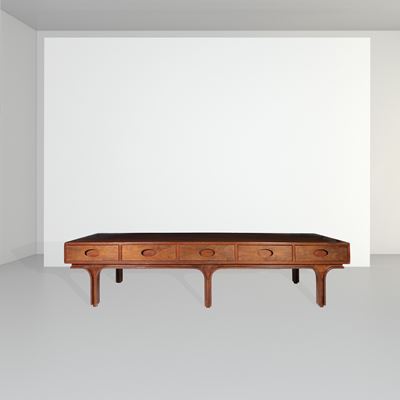 Gianfranco Frattini, Tavolino in legno con cinque cassetti