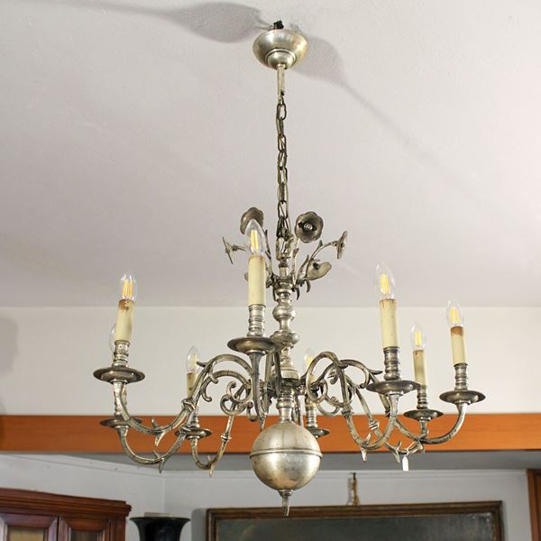 Lampadario a otto luci in metallo argentato