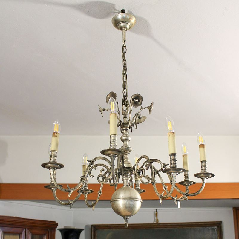 Lampadario a otto luci in metallo argentato  (Italia, XX sec.)  - Asta Gli Arredi di Villa "Le Marchesane" - San Luca Casa d'Aste