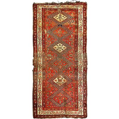 Tappeto orientale, decorazione floreale e geometrica su fondo rosso