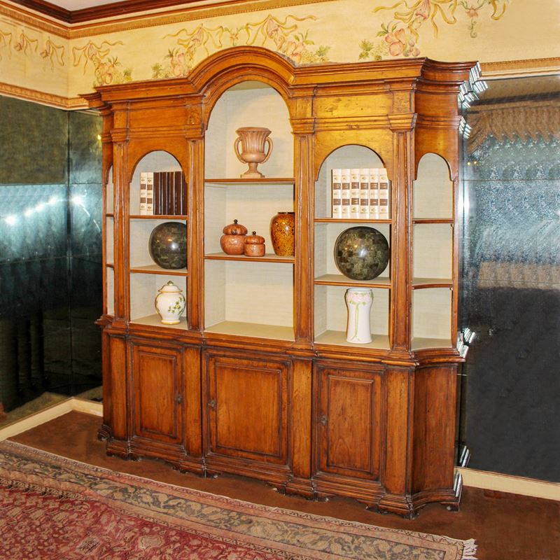 ♦ Libreria in pioppo  (Italia, XX sec.)  - Asta Gli Arredi di Villa "Le Marchesane" - San Luca Casa d'Aste
