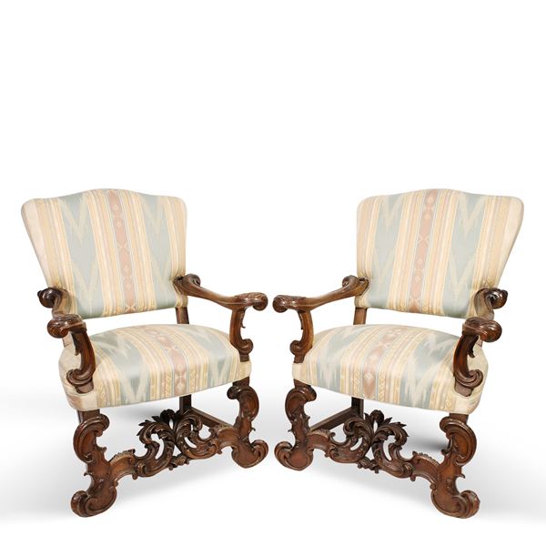 Coppia di poltrone in noce