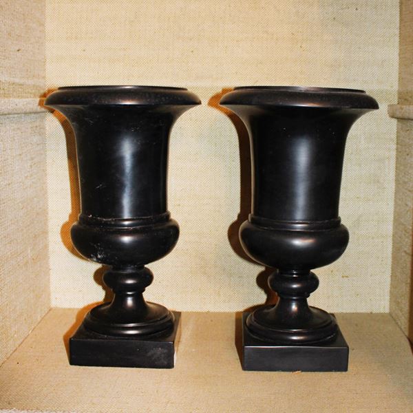 Coppia di vasi a balaustro in gesso
