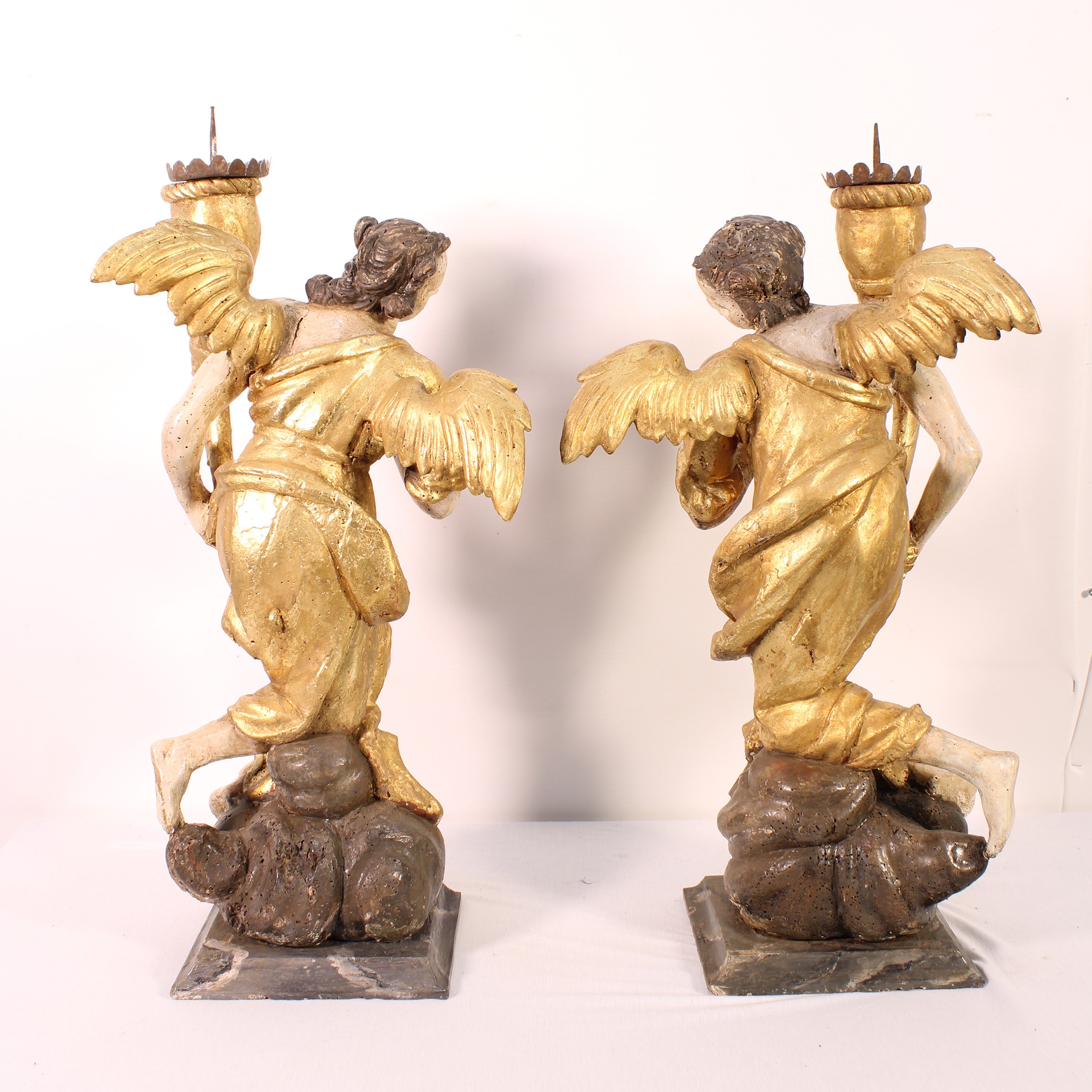 Italia, XVIII secolo, Coppia di torcieri in legno laccato e dorato