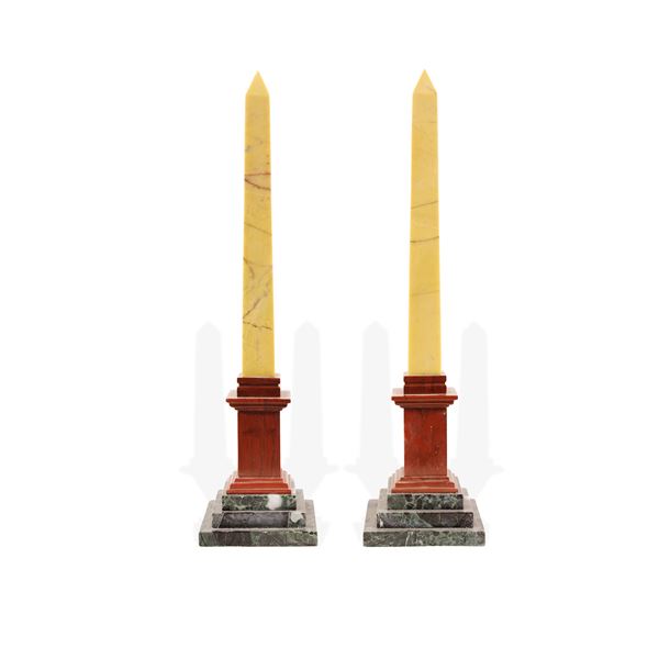 Coppia di piccoli obelischi in stile Grand Tour