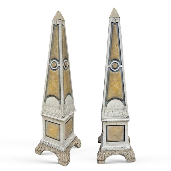 Coppia di obelischi in marmi vari