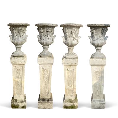 Quattro vasi neoclassici in pietra composta con basi in pietra Molera