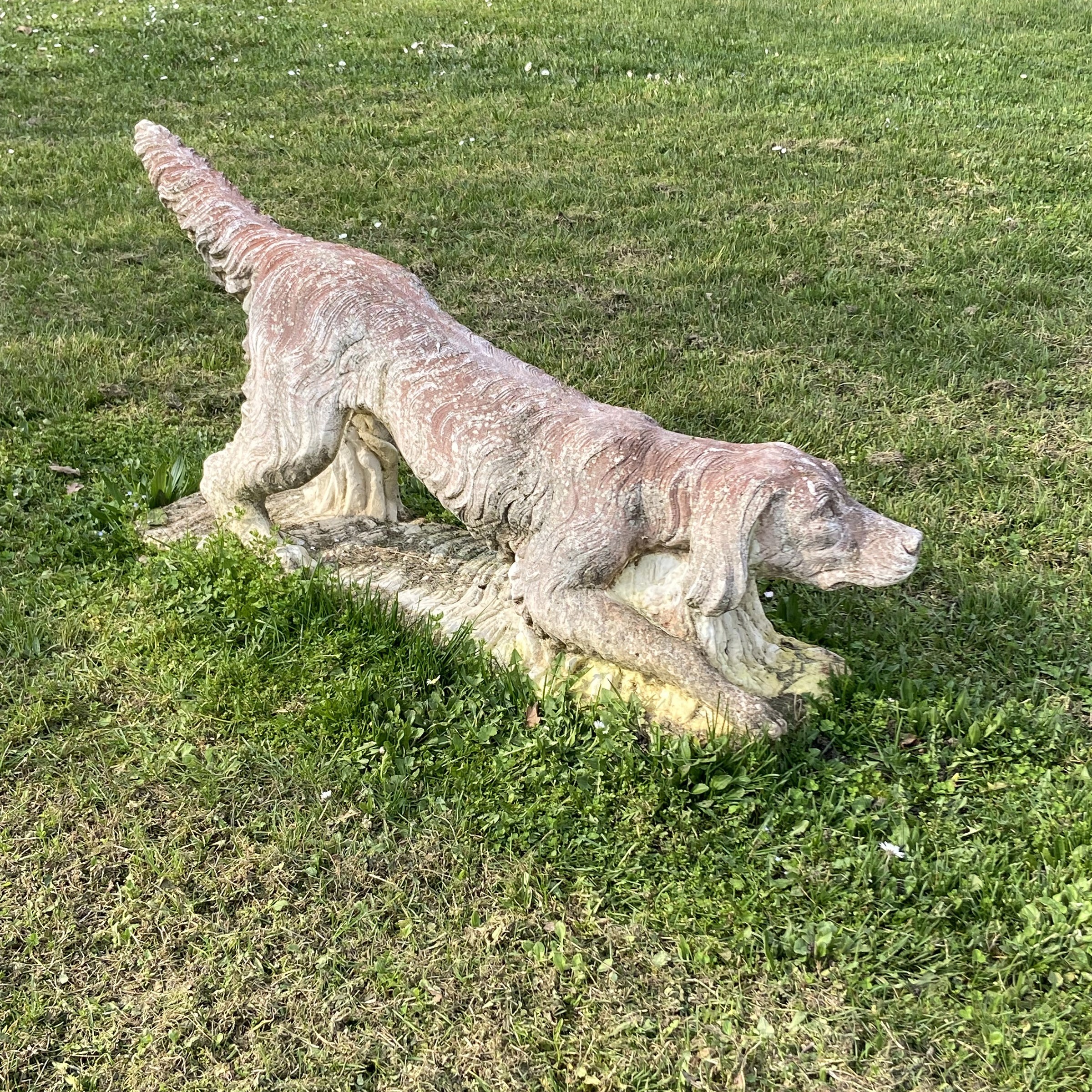 Due sculture in pietra composta raffiguranti Setter inglesi, XX Sec.