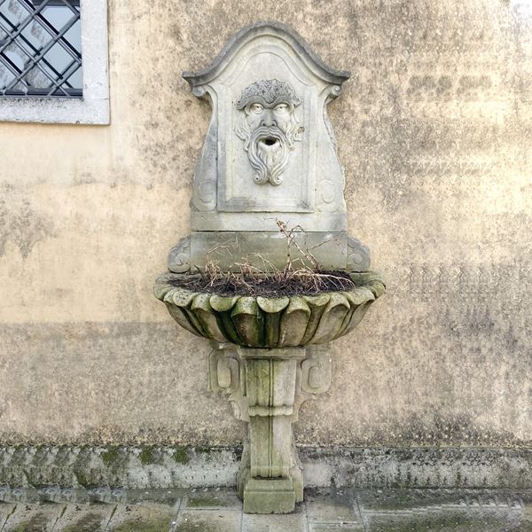 Fontana da parete in pietra arenaria