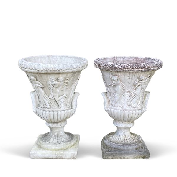 Coppia di vasi in stile neoclassico in pietra composta