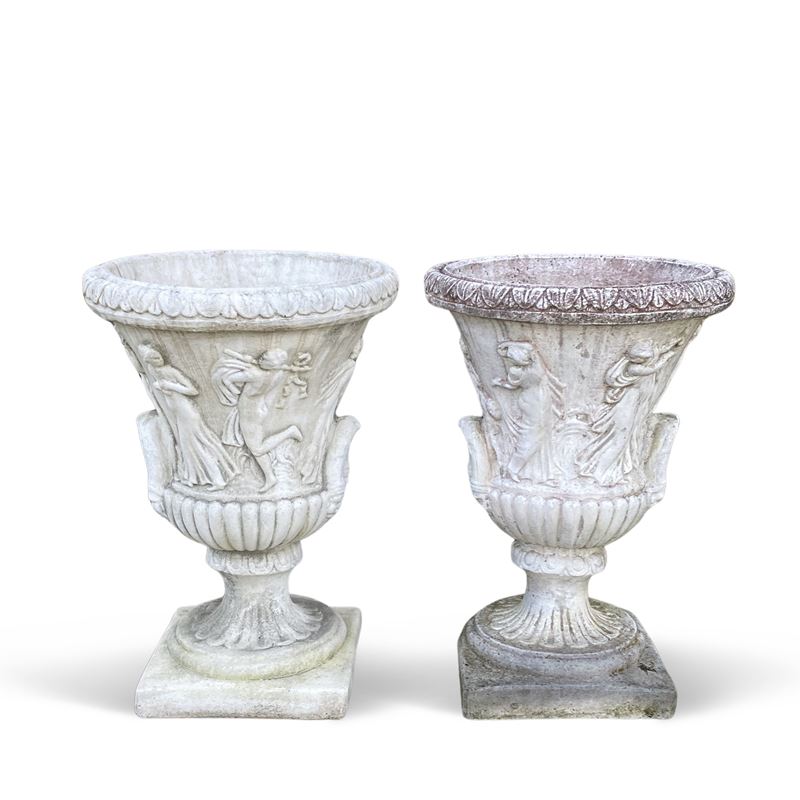 Coppia di vasi in stile neoclassico in pietra composta