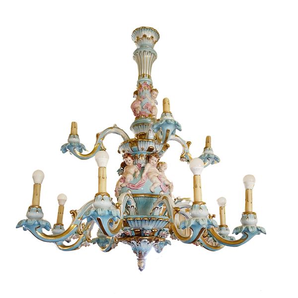 Lampadario a dodici luci in porcellana policroma e dorata