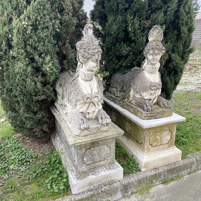 Coppia di sfingi in pietra, XX Sec., 150x120x54 cm