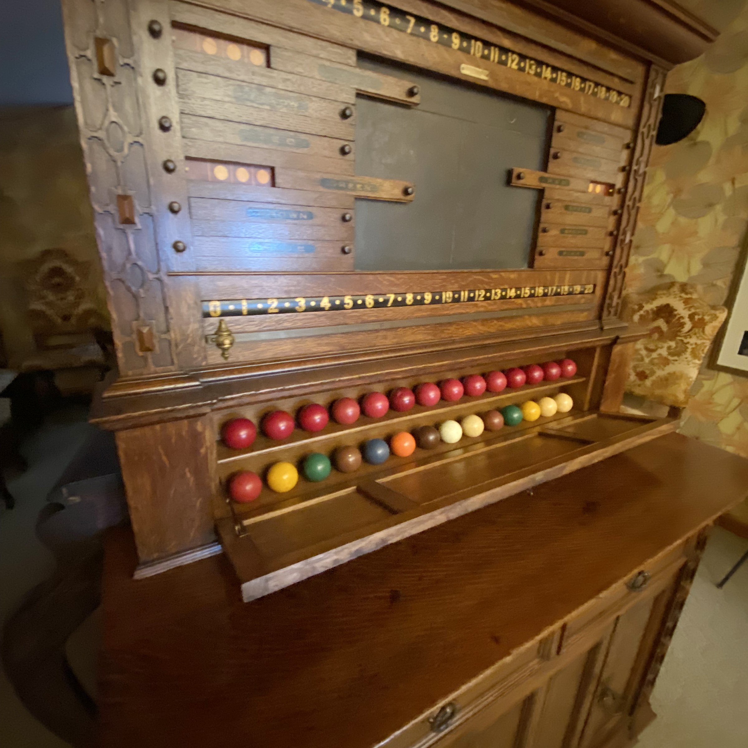 Antico segnapunti da biliardo in rovere