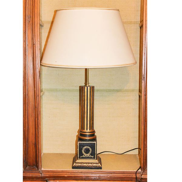 Lampada da tavolo in resina laccata nera