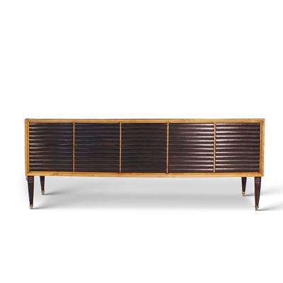 Giò Ponti e Luigi Brusotti, Credenza in legno con tre sportelli e ripiano in vetro