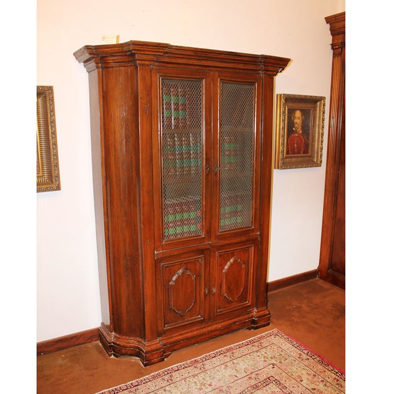 ♦ Armadio in noce  (Italia, XX sec.)  - Asta Gli Arredi di Villa "Le Marchesane" - San Luca Casa d'Aste