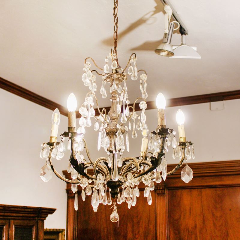 Lampadario a sei luci in bronzo  (Italia, XX sec.)  - Asta Gli Arredi di Villa "Le Marchesane" - San Luca Casa d'Aste