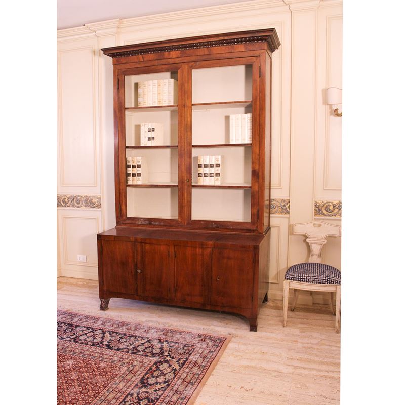 Mobile credenza in noce a due corpi  (Italia, XIX-XX sec.)  - Asta Gli Arredi di Villa "Le Marchesane" - San Luca Casa d'Aste
