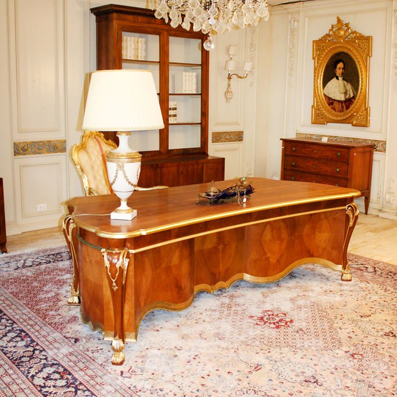 ♦ Grande scrivania da centro in noce  (Italia, XX sec.)  - Asta Gli Arredi di Villa "Le Marchesane" - San Luca Casa d'Aste