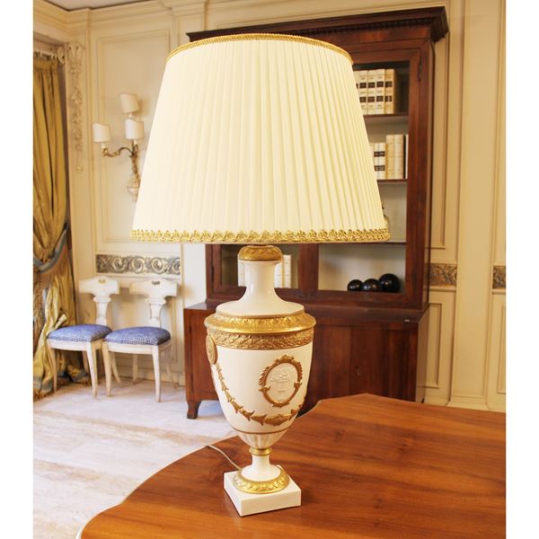 Lampada da tavolo in porcellana bianca