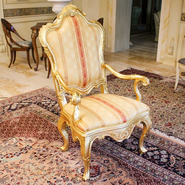 ♦ Poltrona in legno dorato