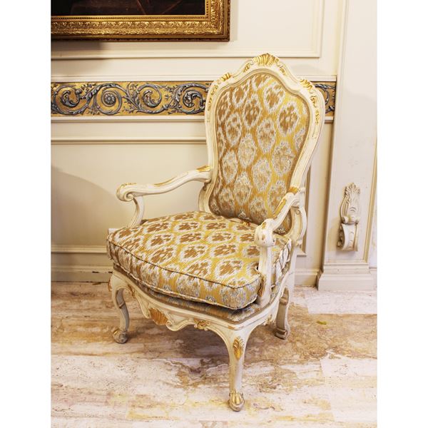 ♦ Poltrona in legno laccato e dorato