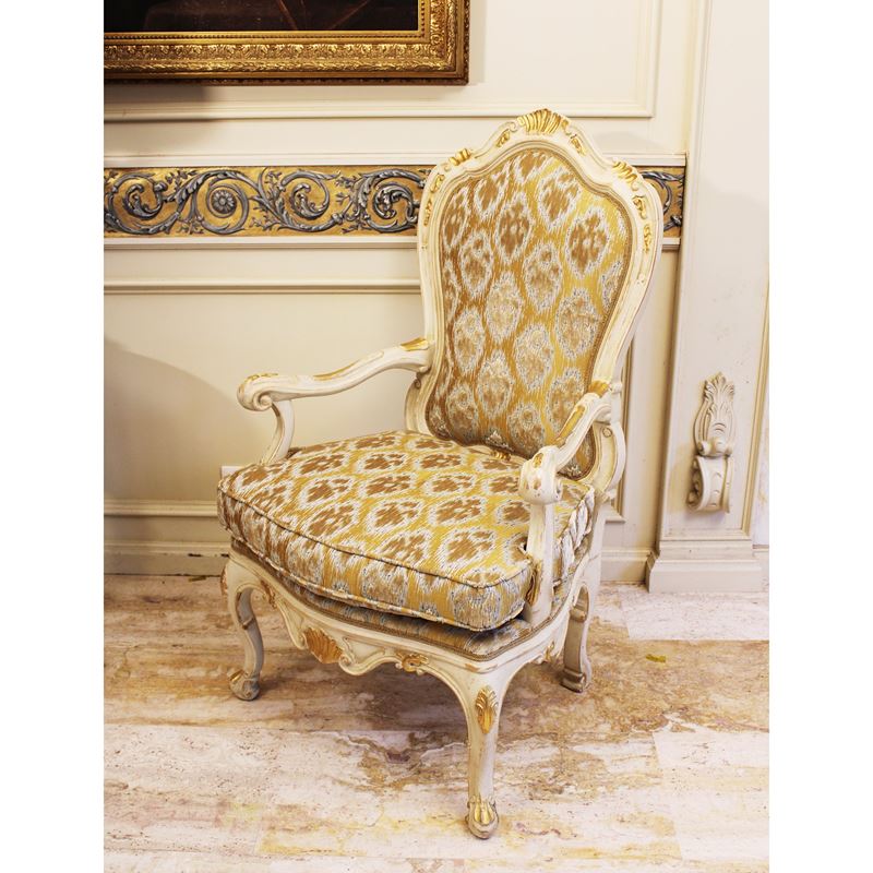♦ Poltrona in legno laccato e dorato  (Italia, XX sec.)  - Asta Gli Arredi di Villa "Le Marchesane" - San Luca Casa d'Aste