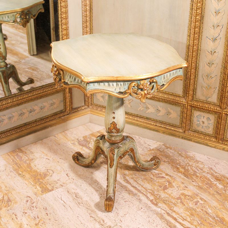 ♦ Tavolino in legno laccato  (Italia, XX sec.)  - Asta Gli Arredi di Villa "Le Marchesane" - San Luca Casa d'Aste