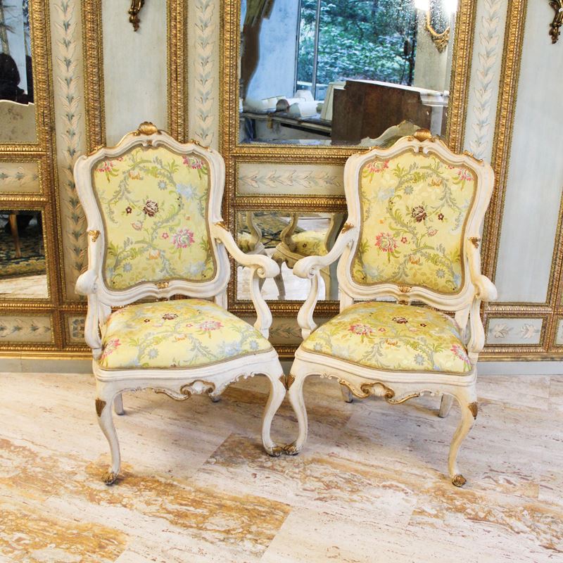 ♦ Coppia di poltrone in legno laccato e dorato  (Italia, XX sec.)  - Asta Gli Arredi di Villa "Le Marchesane" - San Luca Casa d'Aste