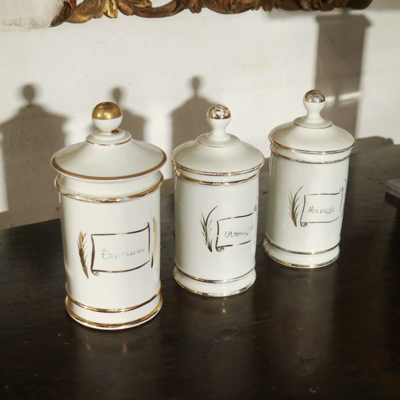 Tre vasi da farmacia  (Italia, XX sec.)  - Asta Gli Arredi di Villa "Le Marchesane" - San Luca Casa d'Aste