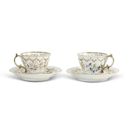 Jacob Petit, Coppia di tazzine in porcellana con decori floreali